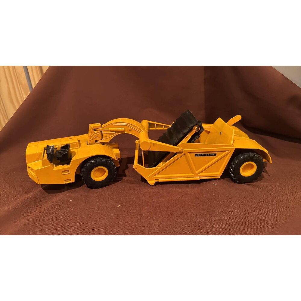 Vintage John Deere  Ertl Elevating Pan Scraper 1/16 Diecast Construction Model